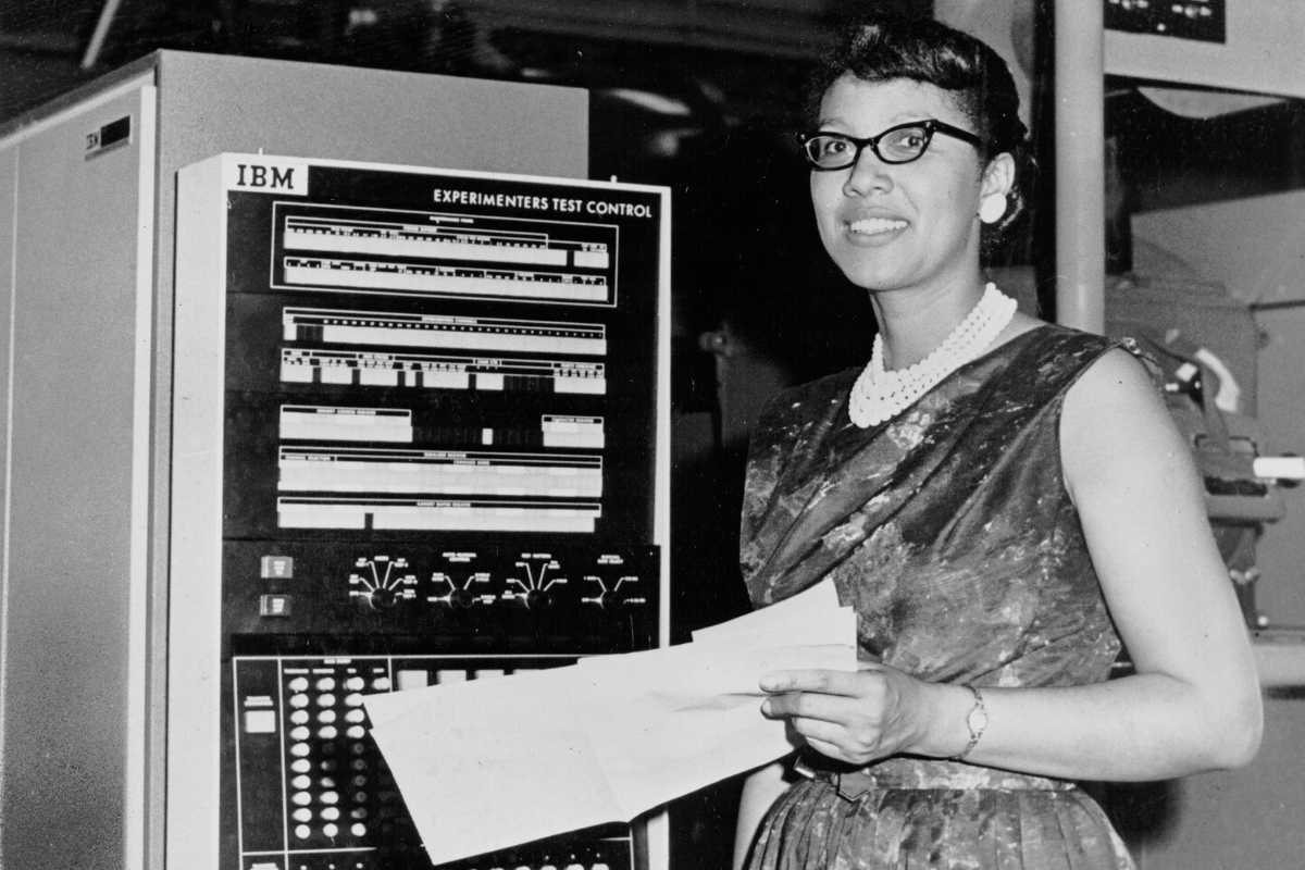 Melba Roy heads the group of NASA mathematicians, known as "computers," who track the Echo satellites.